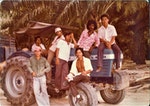 19810210-中学毕业赴台深造之前-在油棕园工作-和各族群相处