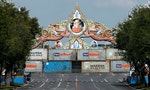 泰國抗爭：警方在皇宮前疊起貨櫃高牆、12名抗爭者因「冒犯君主罪」遭傳喚