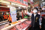 萊豬將開放進口　盧秀燕視察攤商肉品產地標示
