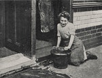 p_17_一九○二年，東倫敦一名女傭正在刷洗階梯。