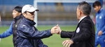 二○一七年企甲聯賽冠軍戰後，大同總教練強木在（左）與台電教頭陳貴人握手致意。