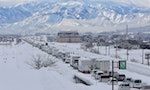 日本新潟大雪數百輛車受困，貨車司機「雪中送餅」引發好評