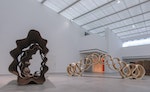 高美館《以光織界：徐永旭的藝術世界》展覽現場，純白的105展間與作品相互對話、呼