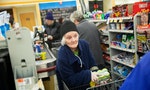 疫情中的暖心片段：美國超市推出「敬老購物時段」，還有志工擔任「代購天使」