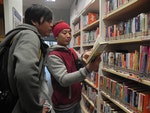 納多和筆者一同至台灣的圖書館，協助館員分類印尼圖書