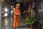 泰國陸軍在街頭噴灑消毒藥水