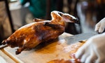 如何成為一隻完美的北京烤鴨？皮脆肉嫩、油而發亮，還要能剛好切成108片