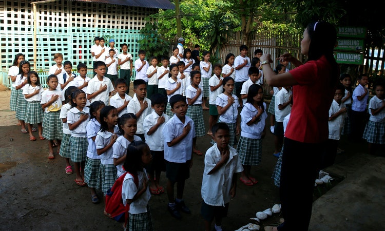 一位菲律賓老師的心聲：不管對父母有多麼感激，我們應該要掌控自己的夢想