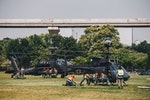 阿帕契與戰搜直升機戰備演練 降落台北大學