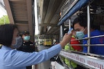 泰國醫護人員幫乘客量體溫