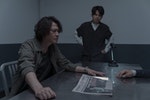 0502_王識賢（左）在Netflix《誰是被害者》飾演火爆刑警。（圖：Netf