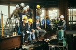 《做工的人》進駐鋼骨結構的大型工地實景拍攝，創下台劇首例！前排左起為：薛仕凌、游