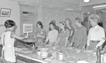 1968年11月29日傅培梅在聯勤總司令部舉辦之駐台美軍眷屬烹飪班中示範炒大蝦