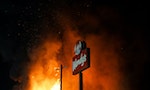 亞特蘭大非裔男拒捕遭擊斃：示威群眾縱火漢堡店，警察首長下台