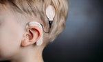 俗稱「電子耳」的人工耳蝸，如何讓聽障者重拾有聲世界？