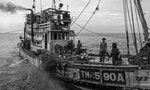 《罪行海洋》：在那掛著泰國船旗的漁船上，一名消瘦男子的脖子上掛著生鏽的金屬鐐銬