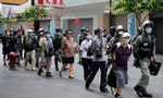香港《國安法》實施首日逮補370人，刺傷港警嫌疑犯逃往英國起飛前遭逮