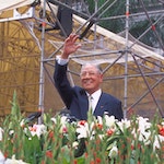 （裁切）2000-第十任總統副總統520就職典禮陳水扁總統與李登輝前總統於廣場上向民眾揮