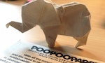 他曾在清邁大象保護園區工作，如今用大象糞便「造紙」製環保筆記本