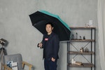 圖二、雨傘王防曬傘採黑膠亞光傘布，抗UV遮蔽率達99_9％-2
