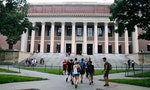 18個州、哈佛和麻省理工等名校圍剿提告，美國政府撤回網路課程不發學生簽證命令