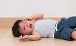 《與孩子的情緒對焦》：孩子崩潰大鬧脾氣時，父母如何保持冷靜？