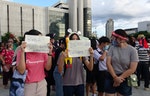 泰國抗議學生高舉標語