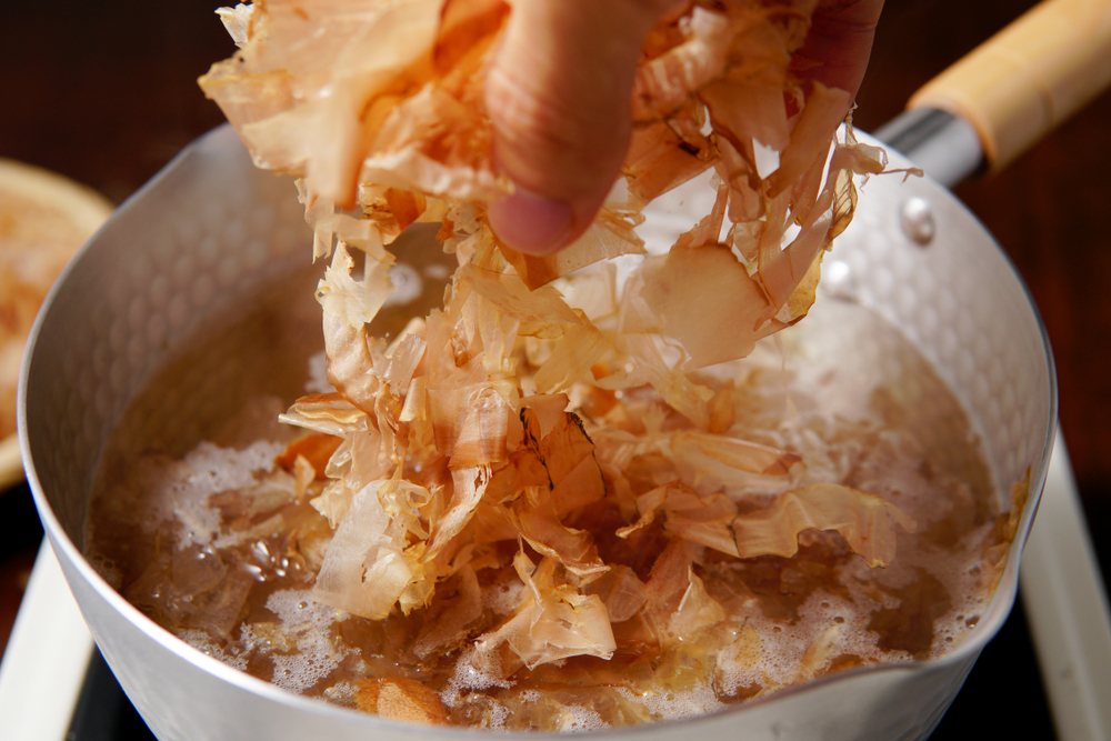 深夜食堂》中那碗灑滿柴魚片的「貓飯」，其實是關東地區才有的限定口味 