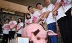 國民黨反美豬「食安公投」連署破萬份，江啟臣送件到中選會呼籲「不要卡案」