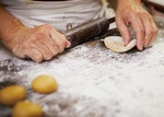072製作椪餅完全是手工作業，一氣呵成的手藝令人讚嘆。