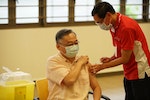新加坡衛生部長接種COVID-19疫苗