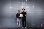 03_台北電影節總監李亞梅(左)頒發台灣電影行銷獎最佳海報設計給《怪胎》海報設計