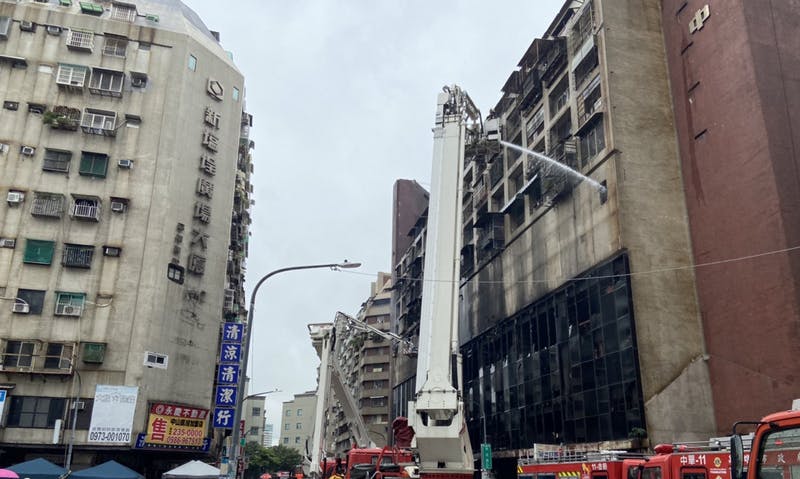 高雄城中城惡火：40年老建物動線混亂，沒管委會沒安檢，政府難管理釀46死悲劇