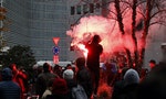 歐洲多國民眾上街反對防疫措施，荷蘭首相批「以示威為幌子的暴力行徑」