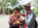 第7集旅遊平權-精障朋友美珠與兒子在市集旁吃東西