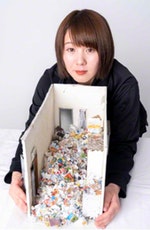 作者與「垃圾屋裡的孤獨死」模型
