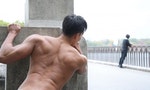 讓猛男赤裸著身體，置身在一系列佈景當中：Muscle Plus推出超謎樣「肌肉圖庫」