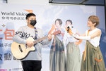 Lulu和關懷行拜訪的孩子、懷有音樂夢的阿倫一起合唱〈好喜歡你〉。(台灣世界展望