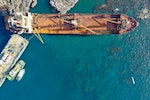 抽油工作平台船及擱淺貨輪HM FOUNDATION空拍照
