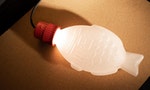為提醒人們塑膠對海洋造成的污染，他們把「小魚醬油瓶」變成了床頭邊的溫暖燈具