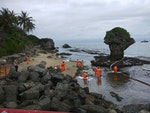 中油大林外海輸油管破　小琉球岸際漂油污（2）