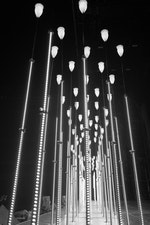 8_（左）劉德華演唱會上燈具升空時的測試畫面；（右）薛之謙《摩天大樓演唱會》舞台