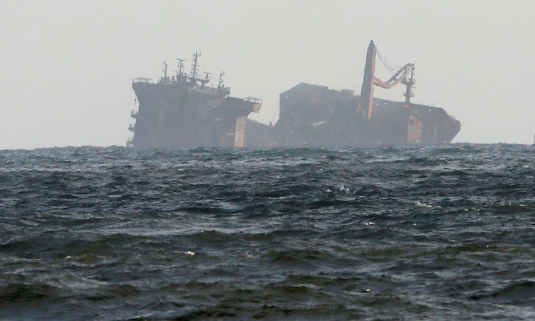 斯里蘭卡史上最大海洋浩劫：貨輪起火導致化學製品落海燃燒，數以噸計的塑膠顆粒沖上海岸