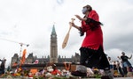寄宿學校埋藏著文化滅絕罪行，加拿大原住民的轉型正義何時降臨？
