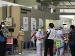 泰國民眾在醫院外等待檢測