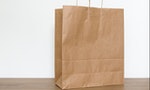 常犯的直譯錯誤：「Do you brown-bag today？」不是問你有沒有棕色袋子