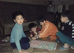 民國70年代，在家中玩陸軍棋的孩子們。
