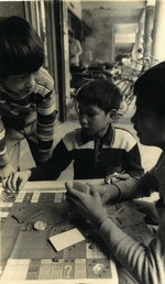 民國60年代，在騎樓下玩《大富翁》的孩子們