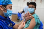 中國完整接種疫苗突破10億人  河南率先開打第3劑
