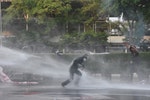泰國抗議人士遭水砲驅離